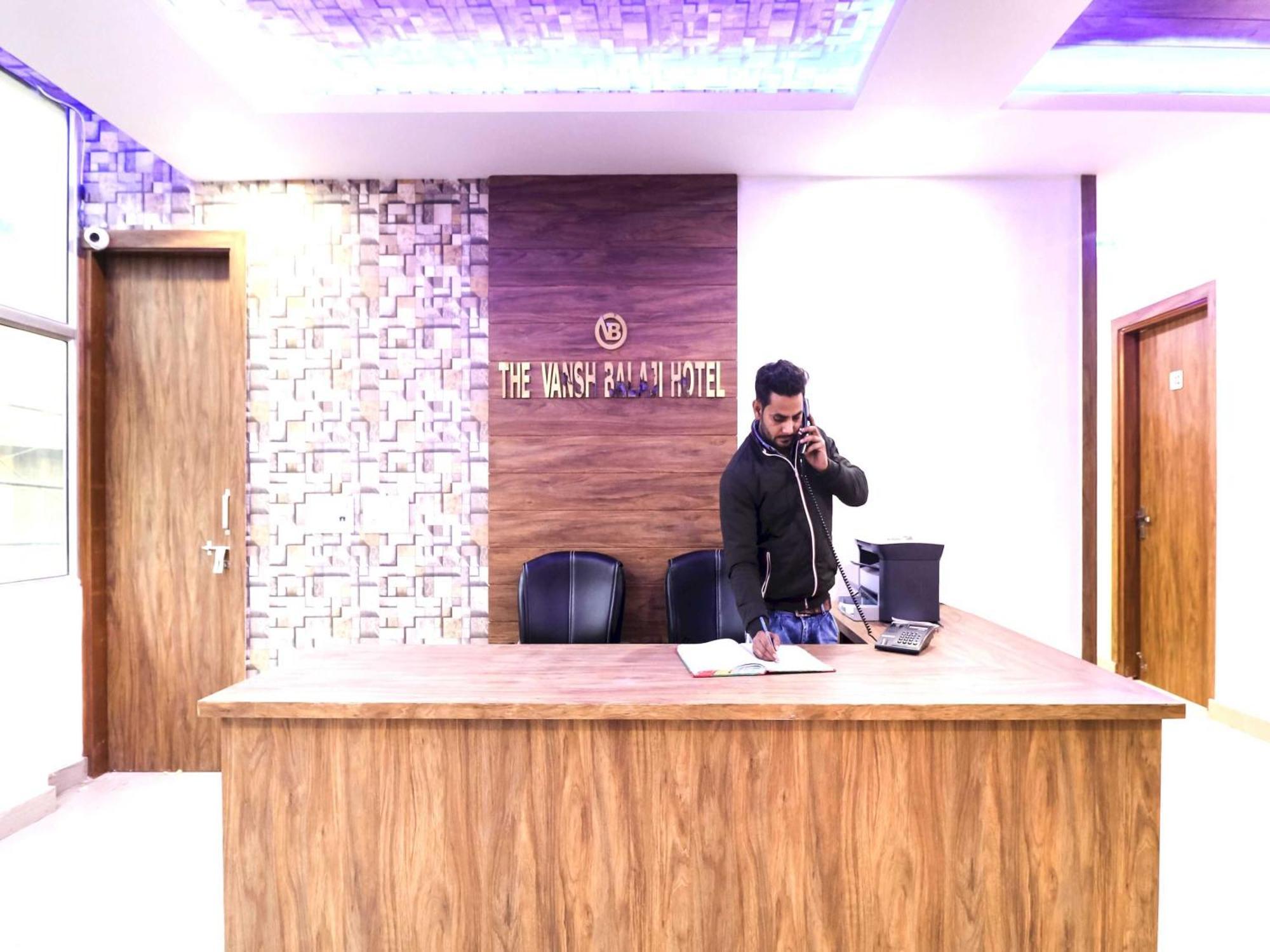 Hotel O The Vansh Balaji Hot ファリーダーバード エクステリア 写真