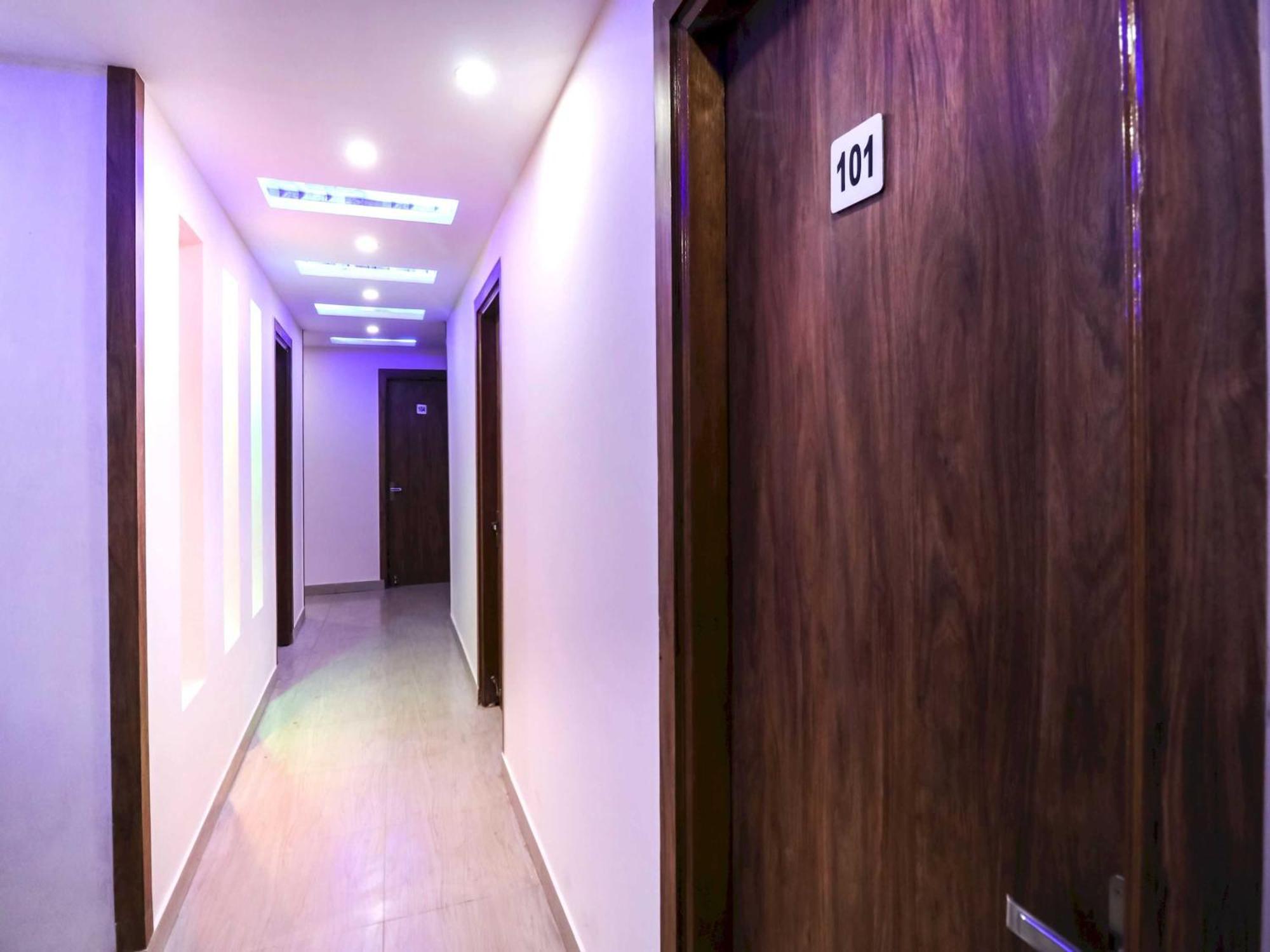 Hotel O The Vansh Balaji Hot ファリーダーバード エクステリア 写真