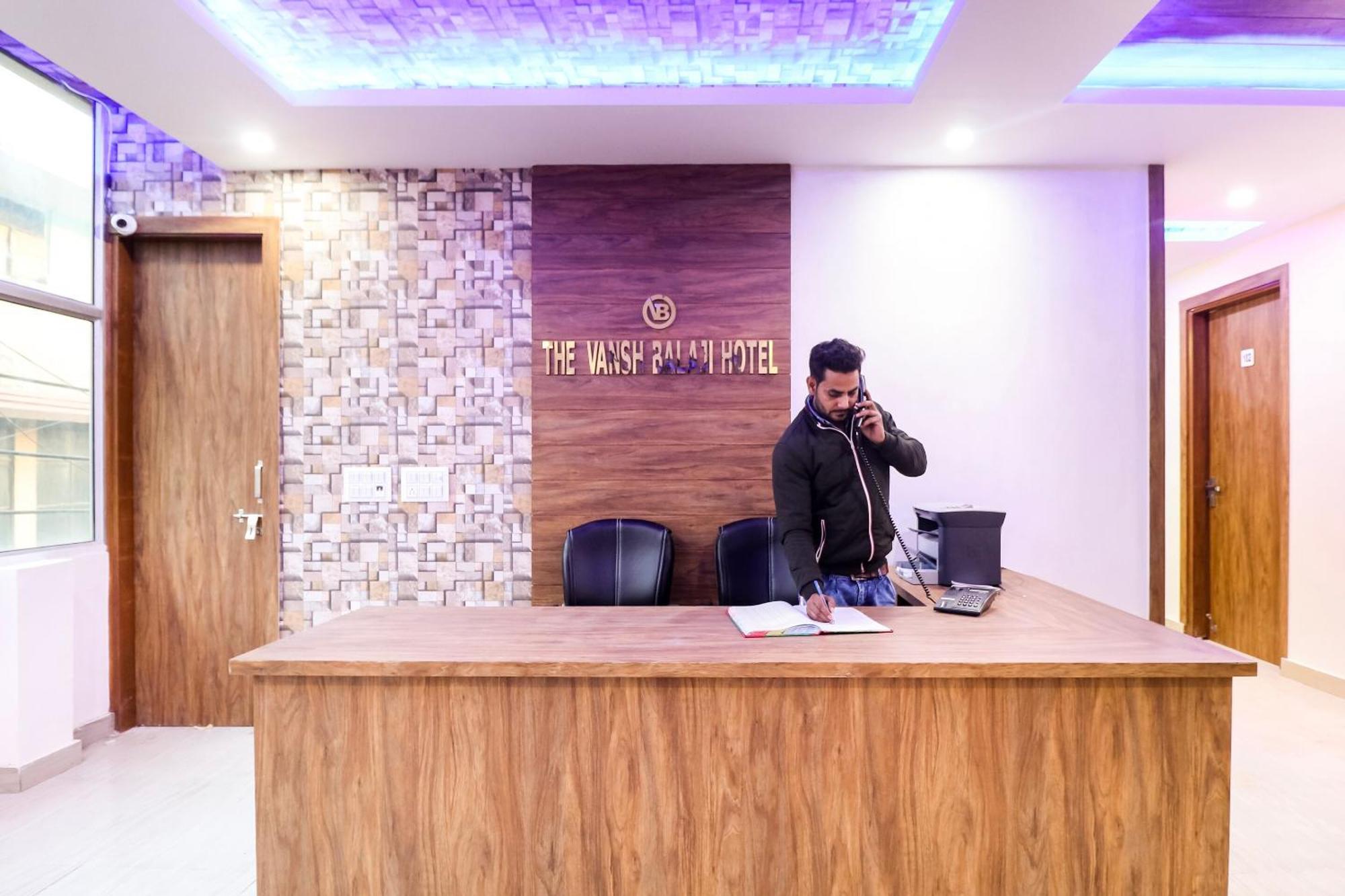 Hotel O The Vansh Balaji Hot ファリーダーバード エクステリア 写真