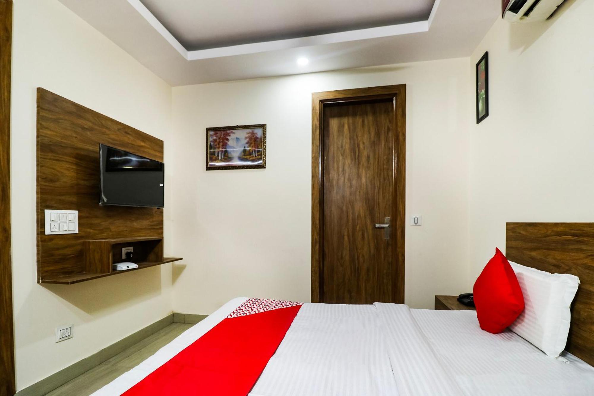 Hotel O The Vansh Balaji Hot ファリーダーバード エクステリア 写真