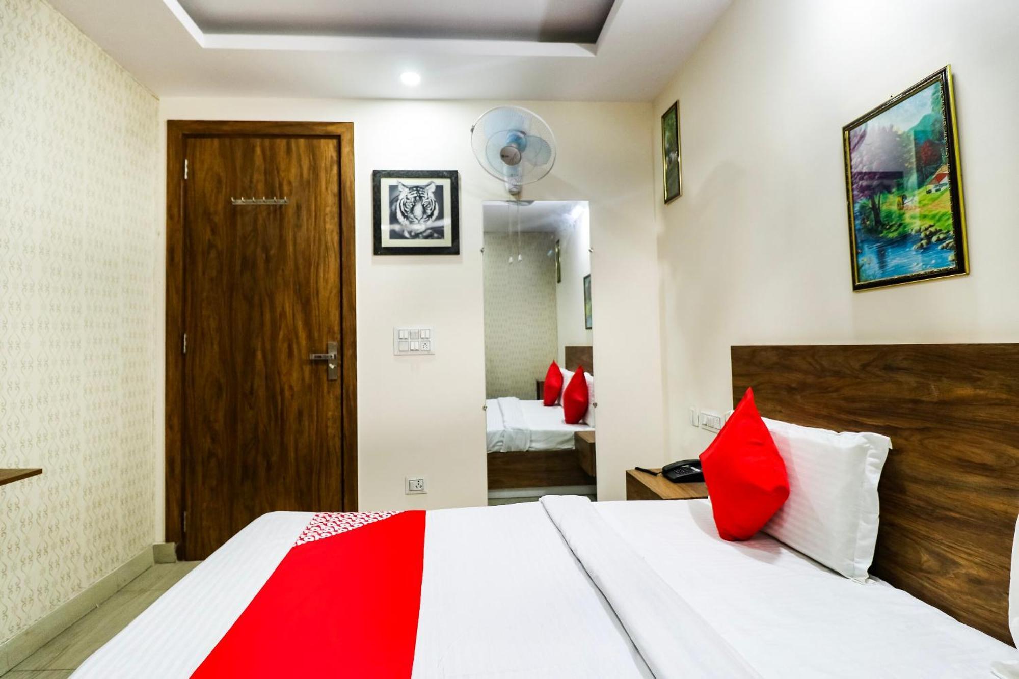 Hotel O The Vansh Balaji Hot ファリーダーバード エクステリア 写真